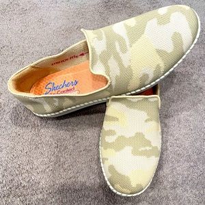 Sketchers Air-Cooled Memory Foam Stretch-Fit Cream Camo Slip On Size 7.5